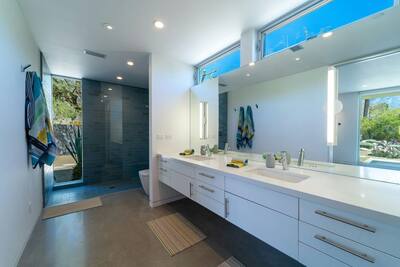 Photo 5: bathroom with double vanity