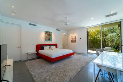 Photo 4: bedroom with garden view